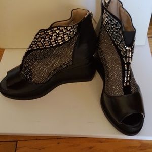 NWOT/ Statement Shoe size 7. Rhinestones